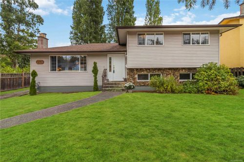 1492 Edgemont Rd, Saanich, BC, V8N4P8 | Card Image