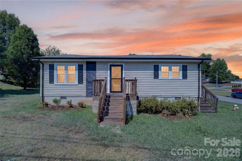 893 7th Street Dr Se, Hickory, NC, 28602-4328 | Card Image