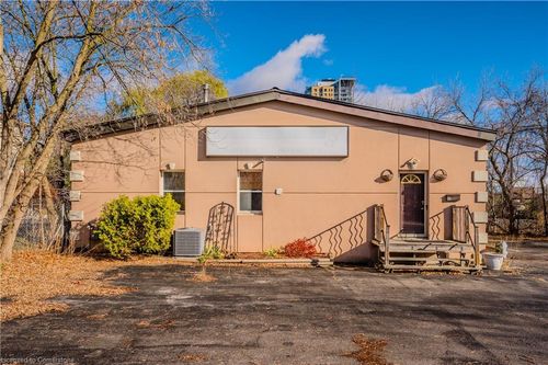 42 Walnut St, Kitchener, ON, N2G1P6 | Card Image