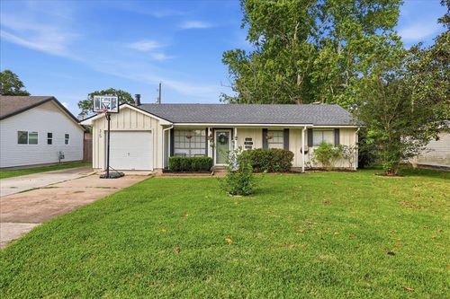 315 S 1st 1/2 St, Nederland, TX, 77627-2229 | Card Image
