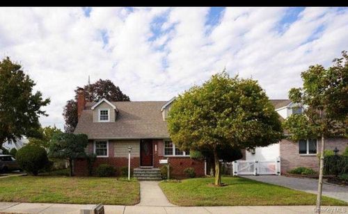 252 Arlington St, Mineola, NY, 11501-2102 | Card Image