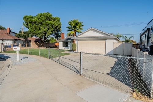 9825 Chantry Ave, Fontana, CA, 92335-6607 | Card Image