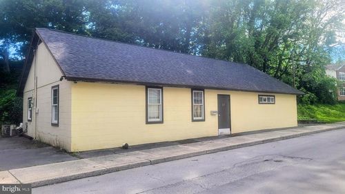 27 W 6th St, WAYNESBORO, PA, 17268-2201 | Card Image