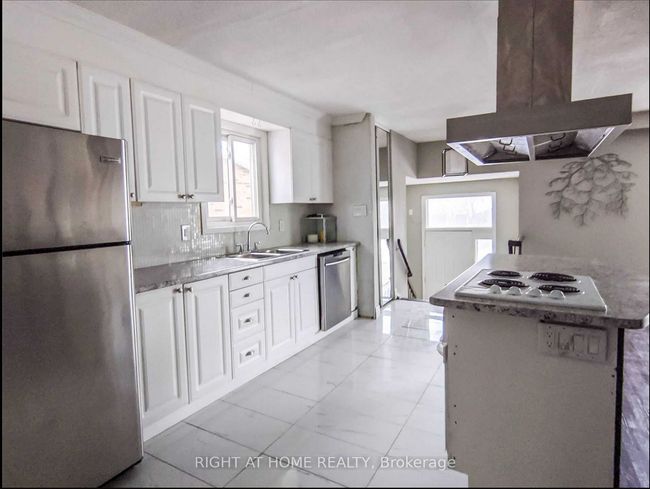 UPPER - 8 Pluto Dr, House attached with 3 bedrooms, 1 bathrooms and 2 parking in Brampton ON | Image 7