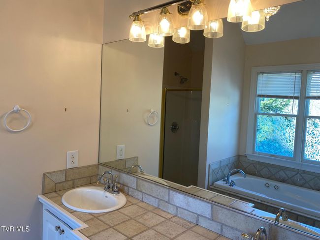 Primary bath | Image 17