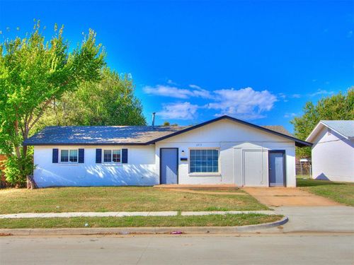 2513 N Nottingham Way, Moore, OK, 73160-1214 | Card Image