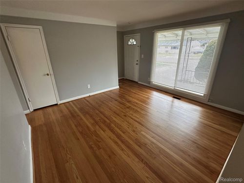 14890 Chesterfield Ave, Warren, MI, 48089-2135 | Card Image