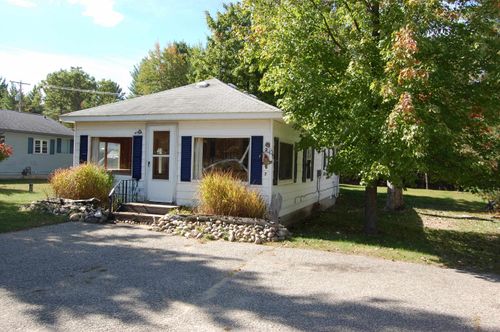 2467 N Saint Helen Rd, Saint Helen, MI, 48656-9690 | Card Image