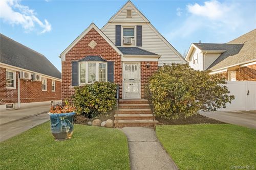 6722 166th St, Fresh Meadows, NY, 11365-3206 | Card Image