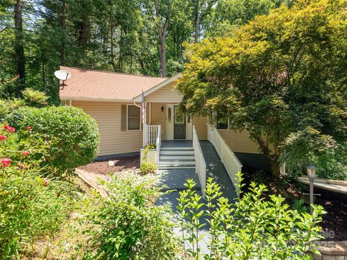 204 Pine Berry Cir, Hendersonville, NC, 28739-8875 | Card Image