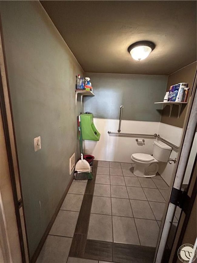 Shop Restroom | Image 12