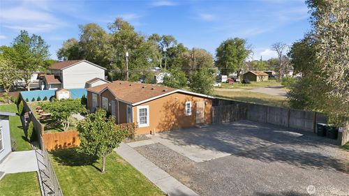 1827 W Bemis St, Moses Lake, WA, 98837-3921 | Card Image