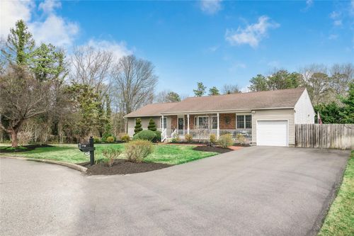 9 W Woodside Ct, Patchogue, NY, 11772-8032 | Card Image