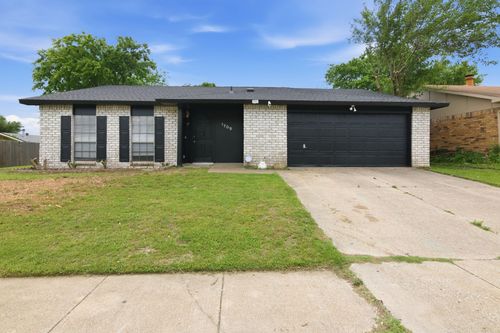 1709 Country Manor Rd, Fort Worth, TX, 76134-3631 | Card Image