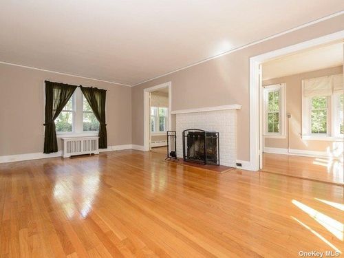 70 Beechwood Ave, Manhasset, NY, 11030-2409 | Card Image