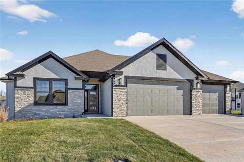 7060 Yulich Ct, Parkville, MO, 64152-1194 | Card Image