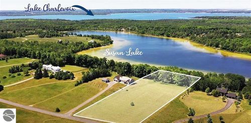 8247 Mulberry Ln, Charlevoix, MI, 49720-8826 | Card Image