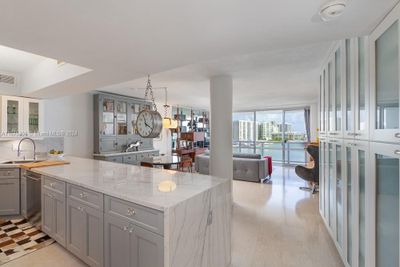 710 - 900 Bay Dr, Condo with 1 bedrooms, 1 bathrooms and null parking in Miami Beach FL | Image 3