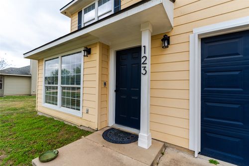 123 Kawainui Ln, Bastrop, TX, 78602-7000 | Card Image