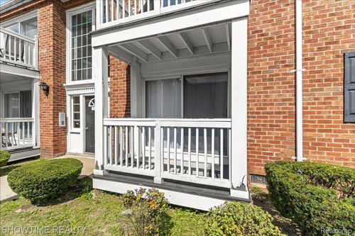 apt-101-2425 Torquay Ave, Royal Oak, MI, 48073-1130 | Card Image