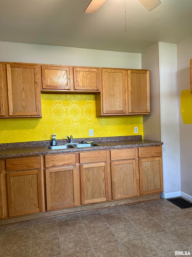 825 W Sloan St, House other with 2 bedrooms, 1 bathrooms and null parking in Harrisburg IL | Image 5