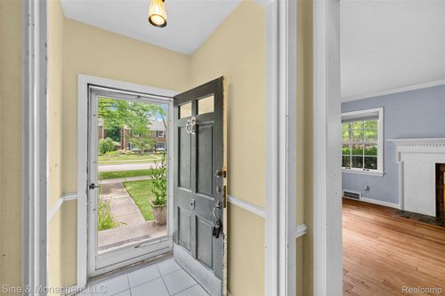 1894 Broadstone Rd, Grosse Pointe Woods, MI, 48236-1951 | Card Image