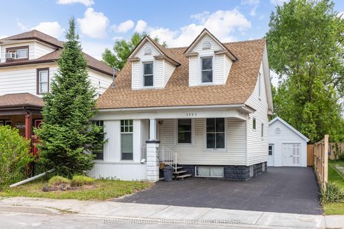 4993 Maple St, Niagara Falls, ON, L2E2M7 | Card Image
