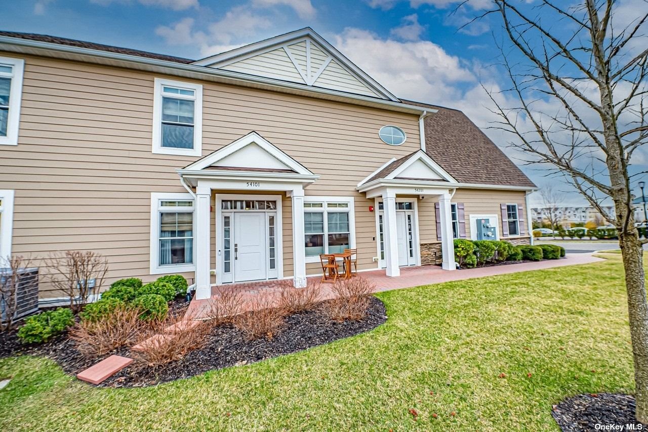 Spruce Pond Cir, Plainview, NY 11803