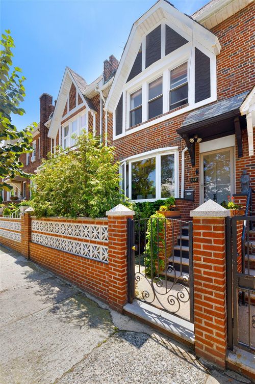 138 Wakeman Pl, Brooklyn, NY, 11220-4802 | Card Image