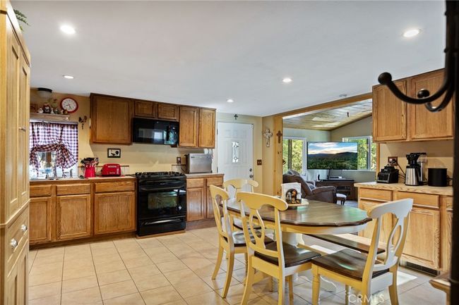 22864 Alder Ln, House other with 1 bedrooms, 2 bathrooms and 4 parking in Crestline CA | Image 13