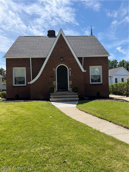 230 E 211th St, Euclid, OH, 44123-1808 | Card Image