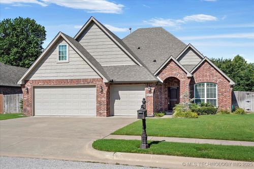 6904 S Chestnut Ave, Broken Arrow, OK, 74011-1926 | Card Image