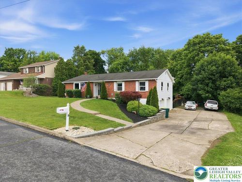 9 Stonecroft Dr, EASTON, PA, 18045-2812 | Card Image