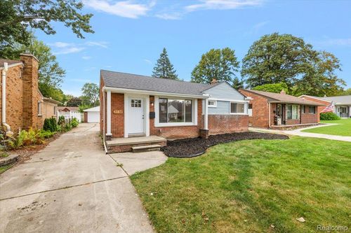 2038 Detroit St, Dearborn, MI, 48124-4152 | Card Image