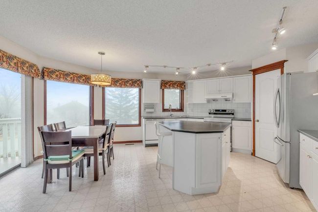 121 Patterson Mount Sw, House other with 5 bedrooms, 4 bathrooms and 4 parking in Calgary AB | Image 12