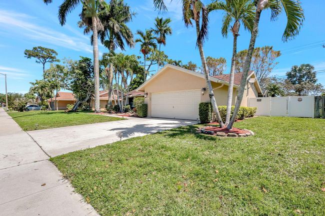 226 Parkwood Drive S, House other with 3 bedrooms, 2 bathrooms and null parking in Royal Palm Beach FL | Image 2