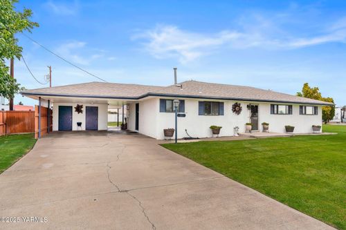 221 Skone Way, Wapato, WA, 98951-9758 | Card Image