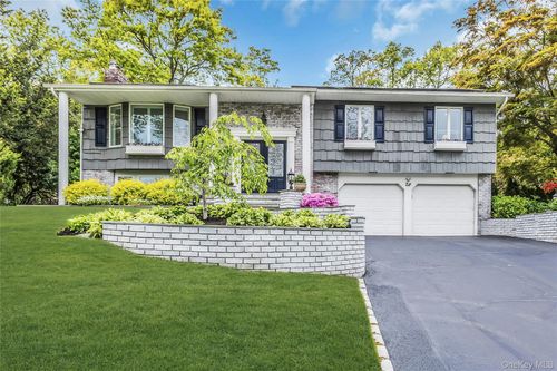 28 Penguin Ln, Commack, NY, 11725-4816 | Card Image