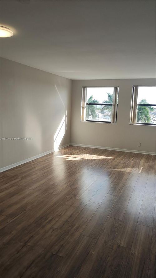 apt-529-8180 Geneva Ct, Doral, FL, 33166-4658 | Card Image