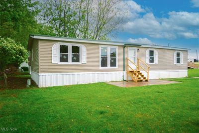 Manufactured / mobile home featuring a front yard | Image 2