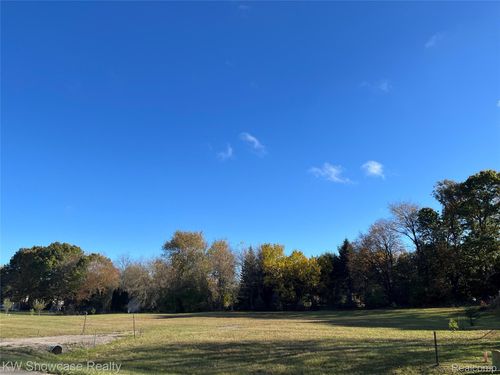 4640 Melanie Ln, White Lake, MI, 48383-1386 | Card Image