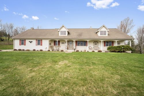 7475 Country View Ln, West Bend, WI, 53090-9413 | Card Image
