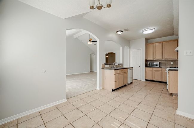 Breakfast area that is perfect for quick meals | Image 9