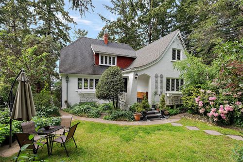3062 Admirals Rd, Saanich, BC, V9A2R8 | Card Image