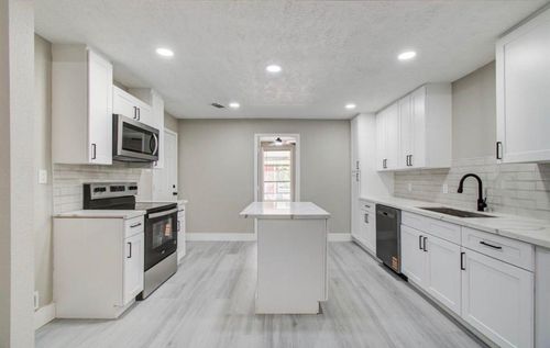 1007 San Jacinto St, Highlands, TX, 77562-3546 | Card Image