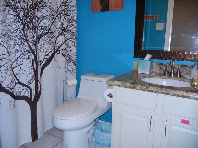 Guest bathroom. with granite. | Image 32