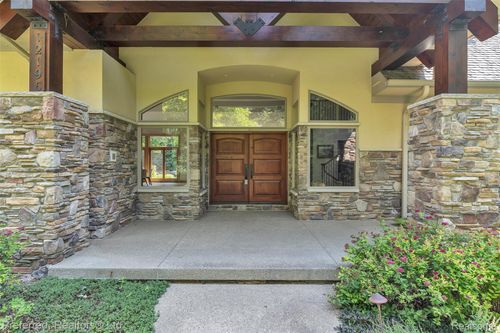 12196 Woodline Dr, Fenton, MI, 48430-3514 | Card Image