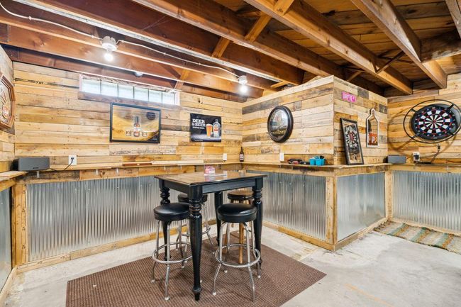 Game room/entertaining area | Image 25
