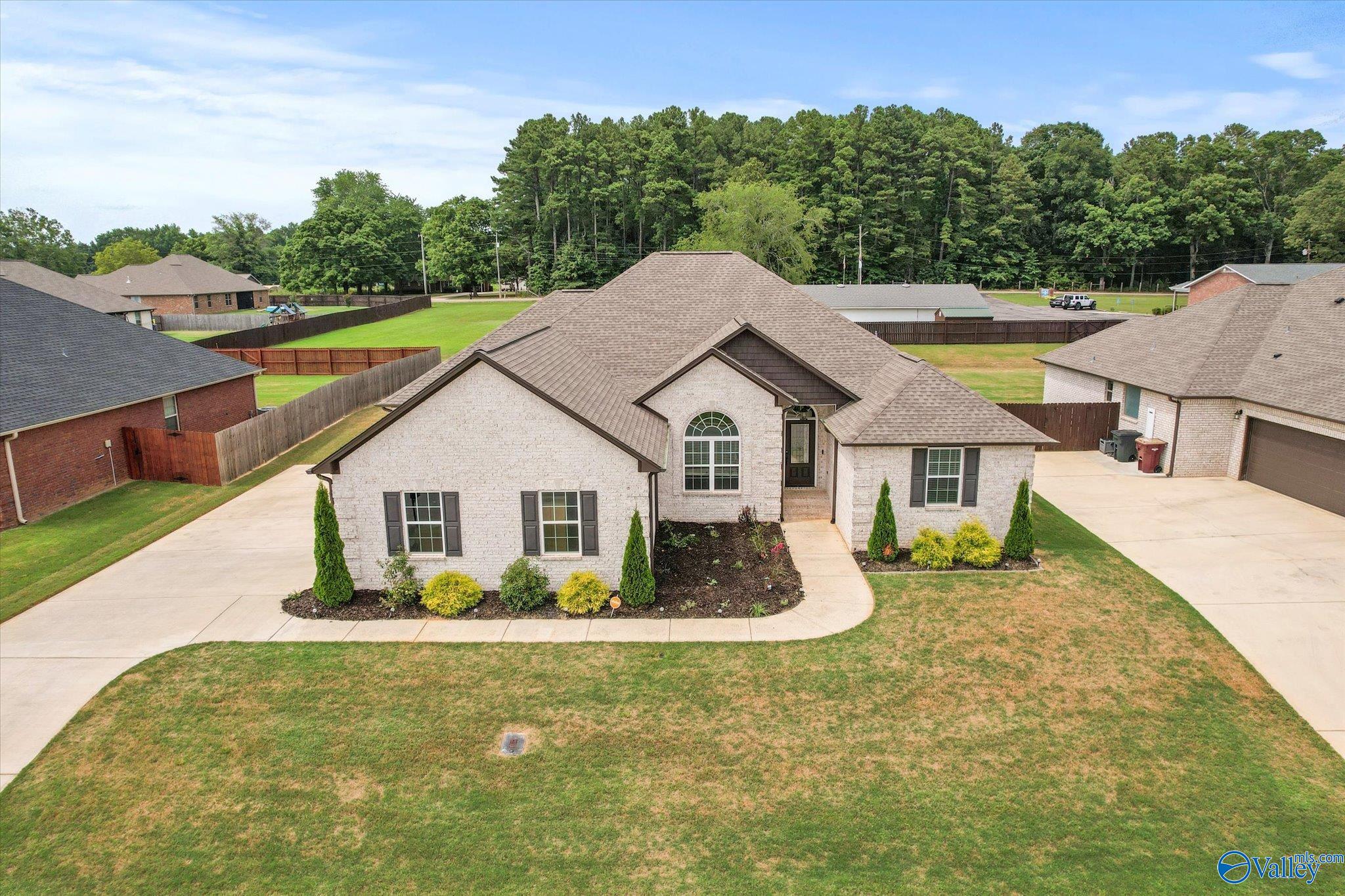 Fox Cove Trl, Athens, AL 35613