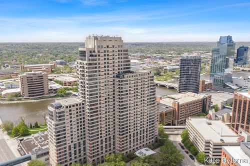 33 Campau Cir, Grand Rapids, MI, 49503-2658 | Card Image